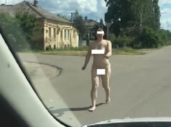 Прогулку полностью обнаженной девушки в центре Борисоглебска запечатлел наш читатель 