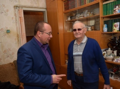 Грибановского пенсионера поздравил глава администрации района