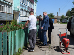  После публикации «Блокнота» с жалобами жителей на место коммунальной аварии в пгт Грибановский приехал глава района В. Мамаев