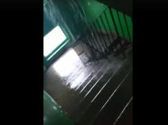  «Крыша выдержала изумительно»: что за потоп произошел в многоквартирном  доме на ул. Аэродромной г. Борисоглебска