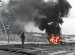 Полыхающую машину новохоперца после смертельного ДТП сняли на трассе