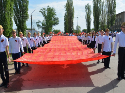 Жители Поворинского района сшили Знамя Памяти с именами фронтовиков