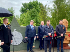Первые лица БГО возложили цветы к памятнику «Труженикам тыла»