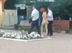 Прогулки обнаженной девушки по городскому парку сняли на видео в Борисоглебске