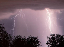 Штормовое предупреждение из-за грозовых ливней и града объявили в Воронежской области