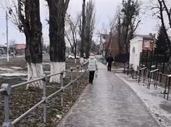 У нас песок закончился? Возле старейшей школы Борисоглебска опасно ходить из-за гололеда