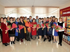 В Борисоглебске глава администрации округа поздравил женщин с наступающим 8 марта