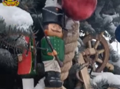 Деревянные фигурки, изготовленные мастерами из Борисоглебска, украсили новогоднюю елку Воронежской области на ВДНХ