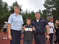 В Борисоглебске, в рамках акции «Зарядка со стражем порядка», полицейские провели занятия в детском лагере