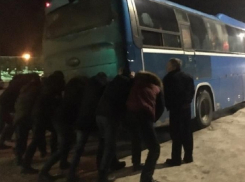 На трассе под Борисоглебском пассажирам пришлось толкать рейсовый автобус 