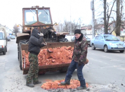 Из-за нехватки средств дороги в Борисоглебске ремонтируют битым кирпичом