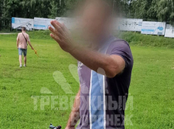В воронежском парке отец избил дочку на глазах у прохожих: мать не реагировала