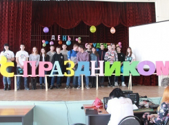 В Борисоглебске активисты центра «САМ» поздравили студентов с праздником