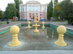 В Борисоглебск пришла осень – пожелтели фонтанные шары