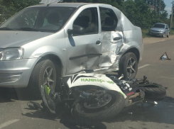 Последствия столкновения мотоцикла и автомобиля сфотографировали в Борисоглебске
