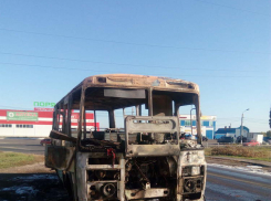 В Борисоглебске на Аэродромной утром сгорел маршрутный автобус