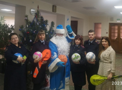 В Борисоглебске полицейские и общественники поздравили воспитанников школы-интерната с наступающим Новым годом