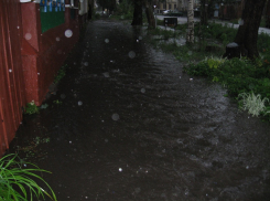 «Модернизированная» ливневка регулярно затапливает улицу в центре Борисоглебска