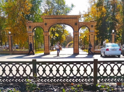 В Борисоглебске на переходе через клумбу у памятника Неделину установили ограждение