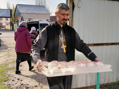 Священники Борисоглебской епархии разносят пасхальные подарки 