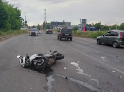 Мотоциклист попал в больницу после жесткого столкновения с автомобилем в Борисоглебске