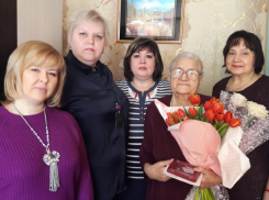 Борисоглебских ветеранов и тружеников тыла поздравили в Международный женский день наградами
