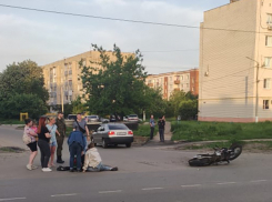  В Борисоглебске мотоциклист с девушкой врезался в «китайца»