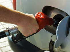 Россия вошла в десятку стран с самым дешёвым бензином