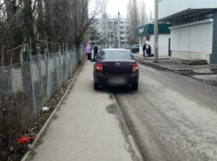 Госавтоинспекторы оштрафовали водителя, припарковавшего автомобиль на тротуаре в Борисоглебске