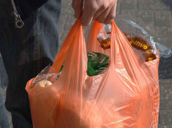 Житель Новохоперска нашел чужую карту и купил себе еды 