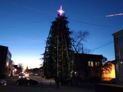 Местные жители восхитились новогодней елкой на центральной площади Новохоперска