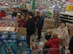 Чиновники задумались о разгоне новогодних очередей в магазинах Воронежской области