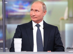 Самые необычные вопросы на «Прямой линии» с Президентом с экранов в студии