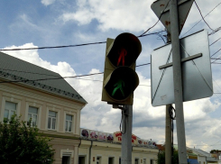 Неисправный светофор в центре Борисоглебска вводит в заблуждение пешеходов