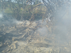 Распространяя ядовитый дым, в Грибановском районе вновь горит «Катасониха»