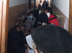 Пациенты вынуждены толпиться в коридоре борисоглебской поликлиники вопреки COVID-19