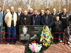 Спортсмены Борисоглебска возложили цветы к памятнику первого тренера по боксу 