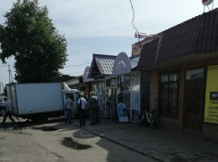 В Борисоглебске ГАЗель въехала в торговый павильон у рынка
