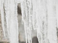 Об опасности схода снега и льда с крыш напомнили жителям Воронежской области