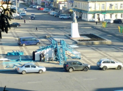 На главной площади Борисоглебска приступили к установке горок