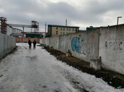 Об опасном заборе при въезде в Новохоперск сообщили местные жители 