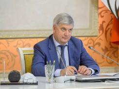 Александр Гусев открыл школы, кинотеатры и разрешил общественные слушания в Воронежской области
