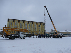 Фото дня: на центральной площади Борисоглебска начали установку главной городской елки