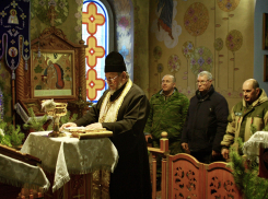  Добровольцев Борисоглебска перед отправкой груза в зону СВО благословил настоятель Казанского храма