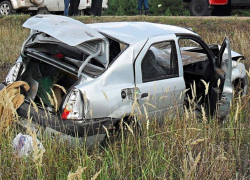В Новохопёрском районе автомобиль вылетел в кювет