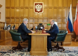 Гусев вручил Александру Какорину почетный знак «За добросовестный труд и профессионализм»