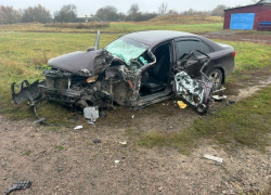 Два человека пострадали в столкновении иномарки с грузовиком в Новохоперском районе