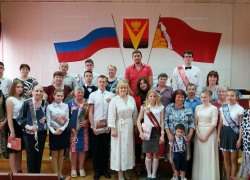 В Борисоглебске выпускников торжественно приняли в администрации округа