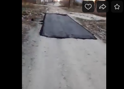 Отремонтировали: житель Новохоперска выложил забавное видео «новой» дороги