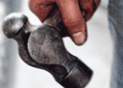 Дело «поворинца»,  убившего своего отца  молотком, передали в суд.